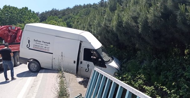 Gebze'de bariyerlere çarpan panelvan dere kanalının üzerinde asılı kaldı: 1 yaralı