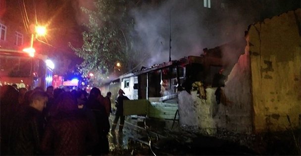 Gecekondu kül oldu!
