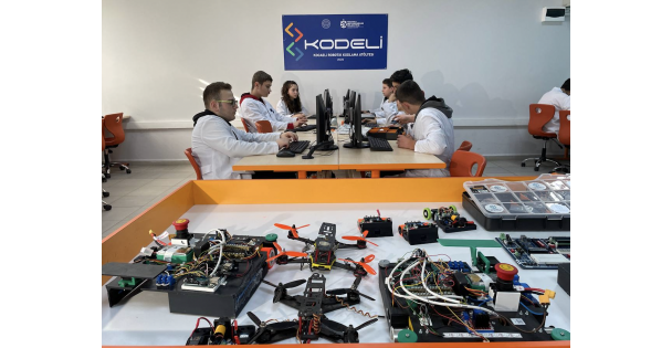 Geleceğin yazılımcıları Kocaeli'deki robotik kodlama atölyelerinde yetişiyor