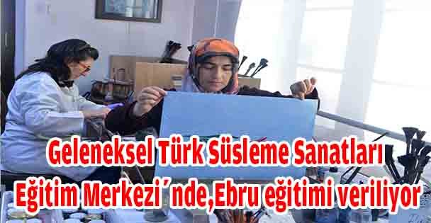 Geleneksel Türk Süsleme Sanatları Eğitim Merkezi'nde,Ebru eğitimi veriliyor