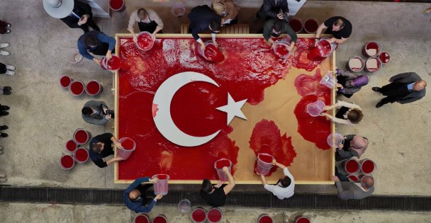 Geleneksel yöntemlerle dev Türk bayrağı yapıldı