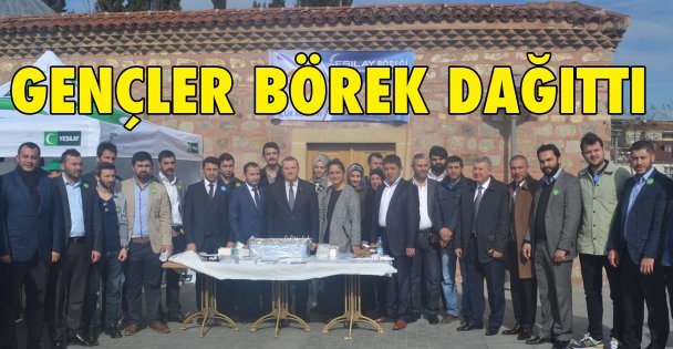 Gençler börek dağıttı