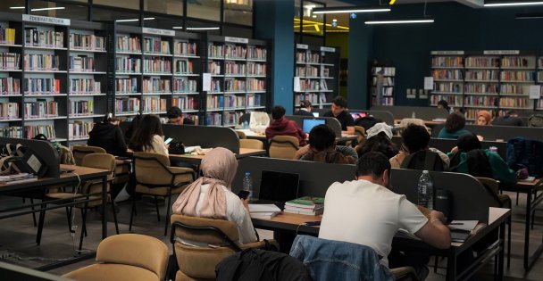 Gençler, Üniversite Sınavına Kitap Kahvelerde Hazırlanıyor