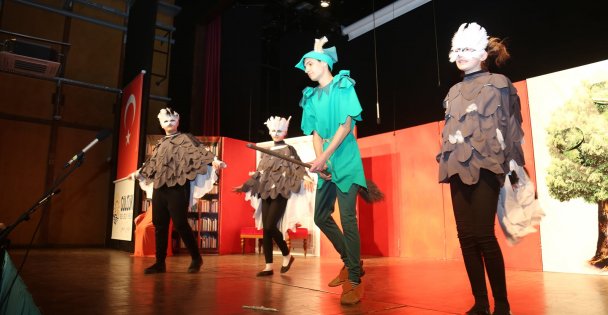 GENÇLERİ TİYATRO SAHNESİNDE