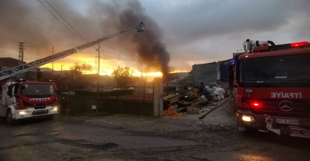 Geri Dönüşüm Fabrikasında Çıkan Yangın Kontrol Altına Alındı