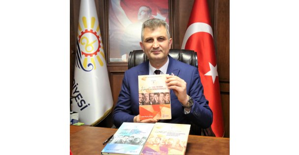 GÖLCÜK BELEDİYESİ '100.YILINDA DERGÂH DERGİSİ” KİTABINI YAYIMLADI