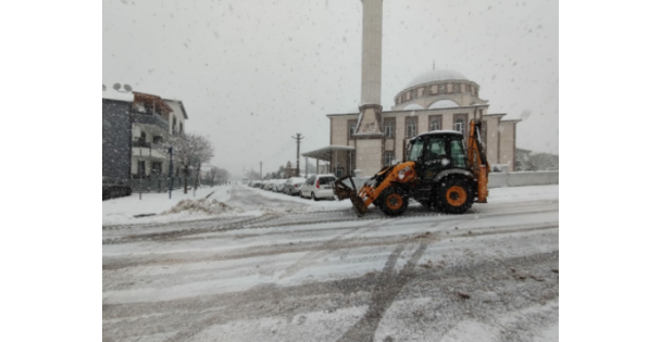 GÖLCÜK BELEDİYESİ EKİPLERİ KARLA MÜCADELE SEFERBERLİĞİNİ 7/24 SÜRDÜRÜYOR