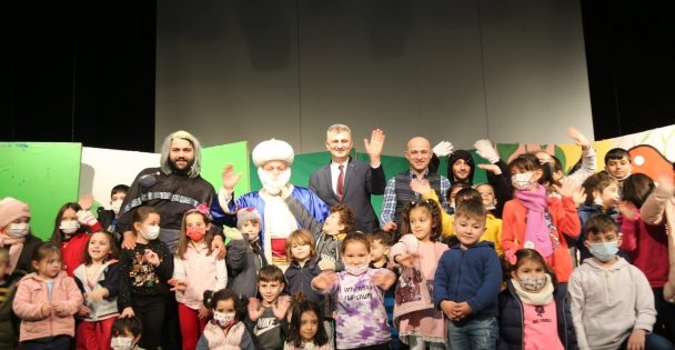 GÖLCÜKLÜ ÇOCUKLAR, BAŞKAN AMCALARI İLE TİYATRODA BULUŞTU