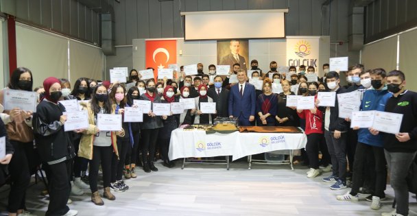 GÖLCÜKLÜ GENÇLER GELENEKSEL SANATLARI ÖĞRENİYOR