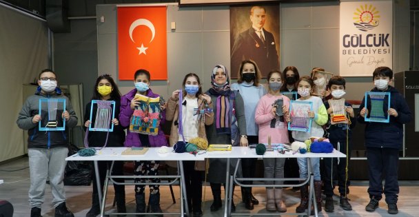 GÖLCÜKLÜ ÖĞRENCİLER DOKUMA KURSUNDA EL BECERİLERİNİ SANATA DÖNÜŞTÜRDÜ