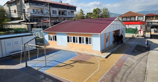 Gölcüklü öğrenciler prefabrik binada eğitime başladı