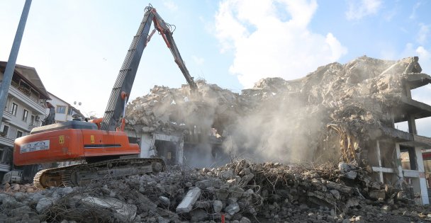 GÖLCÜK'TE 90 BİNA TEHLİKE OLMAKTAN ÇIKARTILDI