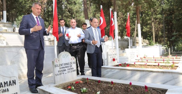 GÖLCÜK'TE BAYRAM ARİFESİNDE ŞEHİTLİK ZİYARET EDİLDİ