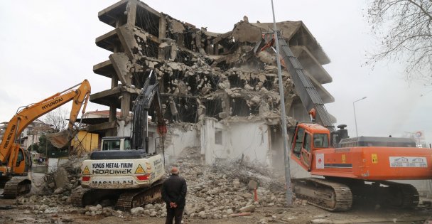 Gölcük'te Depremin İzleri Silinmeye Devam Ediyor