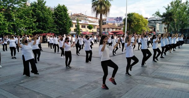 Gölcük'te halk oyunu gösterisi gerçekleştirildi