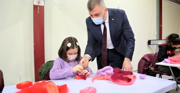 GÖLCÜK'TE MİNİK ELLER KEÇE YAPIMINI DA ÖĞRENDİ