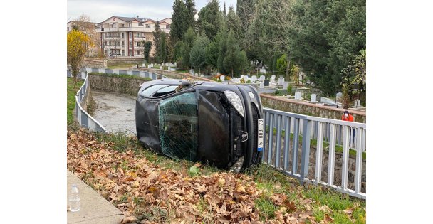 Gölcük'te otomobil devrildi: 1 yaralı