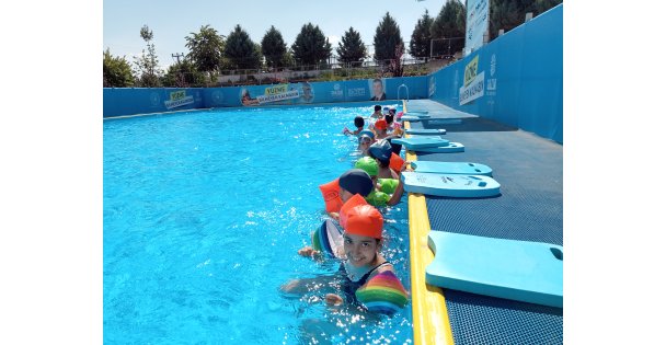 Gölcük'te Portatif Yüzme Havuzu Hizmete Girdi