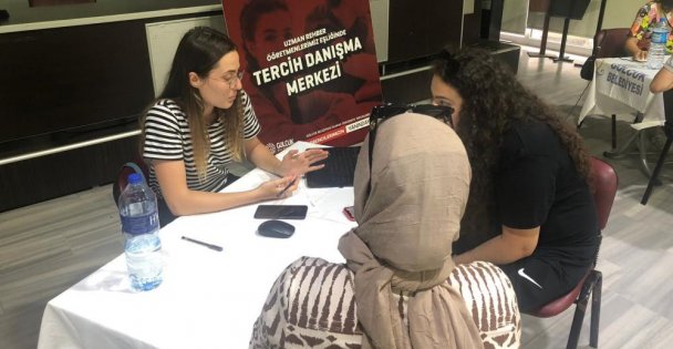 Gölcük'te üniversite tercih merkezi hizmete başladı