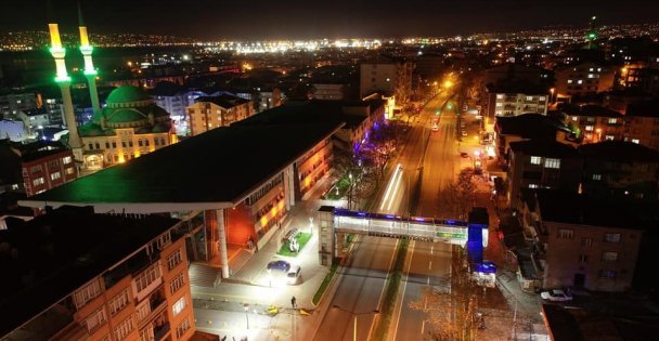 GÖLCÜK'TEKİ YAYA ÜST GEÇİTLERİ YENİ YILA YENİLENEREK GİRDİ