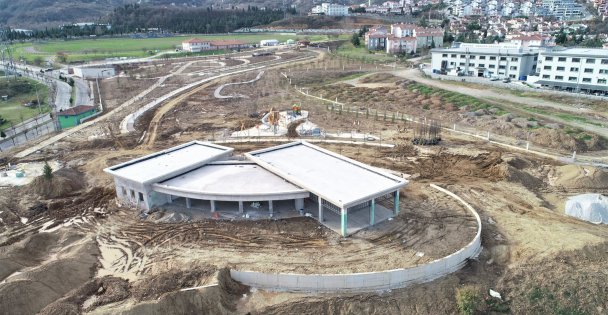 GÖLCÜK'ÜN ESKİ ENKAZ DÖKÜM SAHASI ADIM ADIM SOSYAL YAŞAM ALANINA DÖNÜŞÜYOR