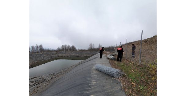 Gölete Giren Ayıların Çitlere Verdiği Zarar Büyükşehir Ekiplerince Tamir Edildi