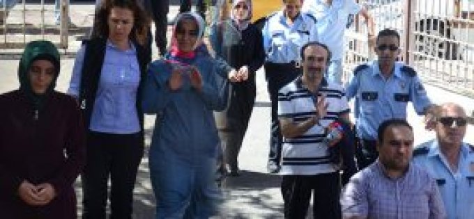 Gözaltındaki öğretmenler adliyede