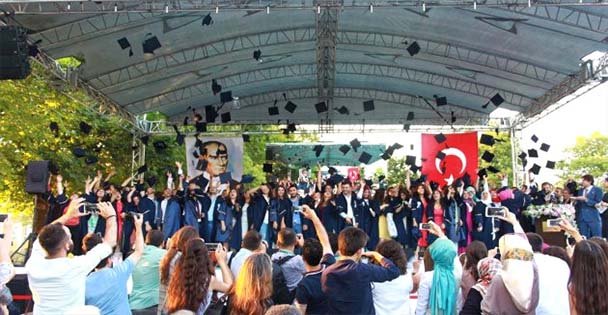 GTÜ'de Mezuniyet Sevinci