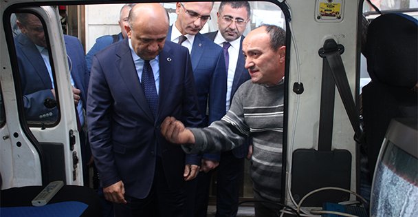 Güneş enerjili arabayı inceledi!