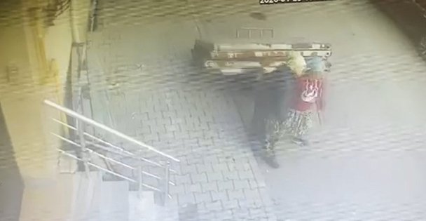 Güpegündüz hırsızlık: İki kadın dev panelleri çekçeke yükleyip götürdü