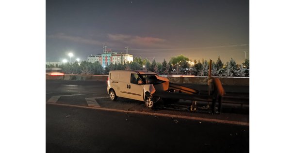 Hafif Ticari Araç Bariyerlere Saplandı