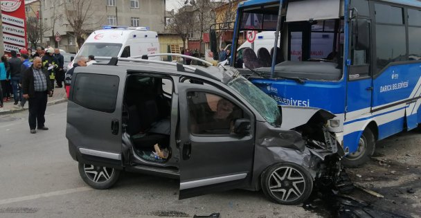 Hafif ticari araç ile midibüs çarpıştı: 20 yaralı