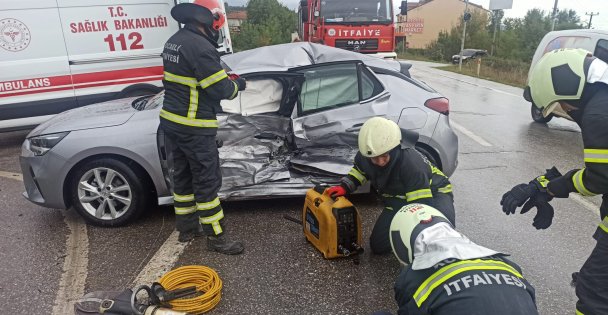 Hafif Ticari Araç İle Otomobil Çarpıştı, 7 Kişi Yaralandı
