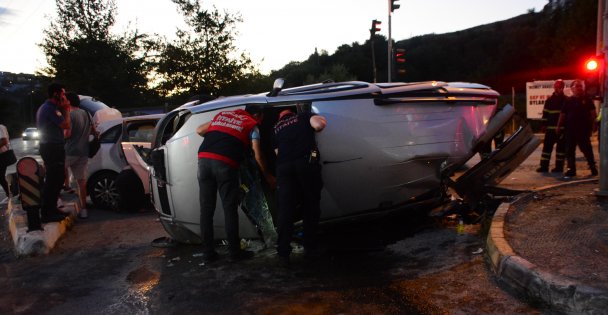 Hafif ticari araç ile otomobilin çarpışması sonucu 2 kişi yaralandı