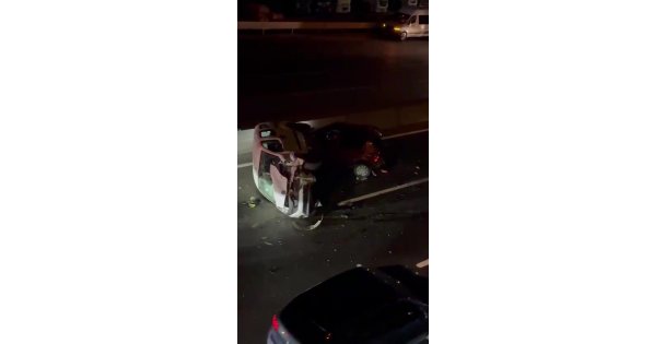 Hafif ticari araç, lastiği patlayan otomobile çarparak yan yattı: 2 çocuk yaralı