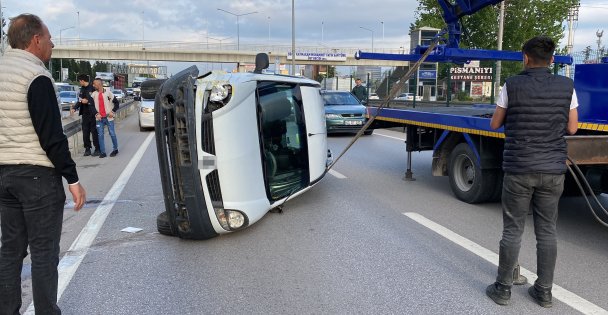 Hafif Ticari Araç Taksiye Çarpıp Takla Attı: 3 Yaralı