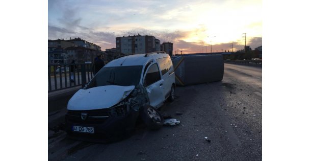 Hafif ticari araçla çarpışan kamyonet devrildi: 2 yaralı