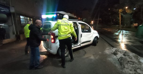 Hafif Ticari Araçla İşçi Servisinin Çarpıştığı Kazada 1 Kişi Yaralandı