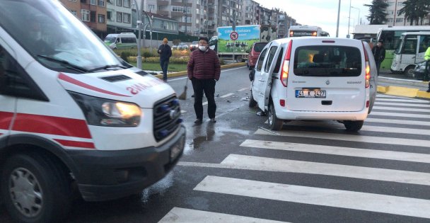 Hafif Ticari Araçla Minibüs Çarpıştı, 2 Yolcu Yaralandı