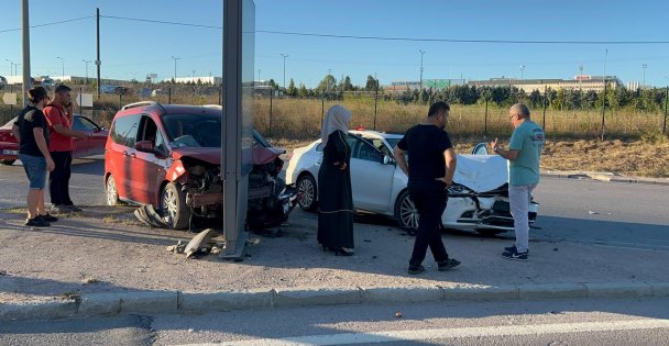 Hafif ticari araçla otomobilin çarpışması sonucu 3 kişi yaralandı