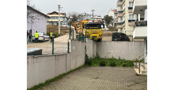 Hafriyat Kamyonu İstinat Duvarında Askıda Kaldı