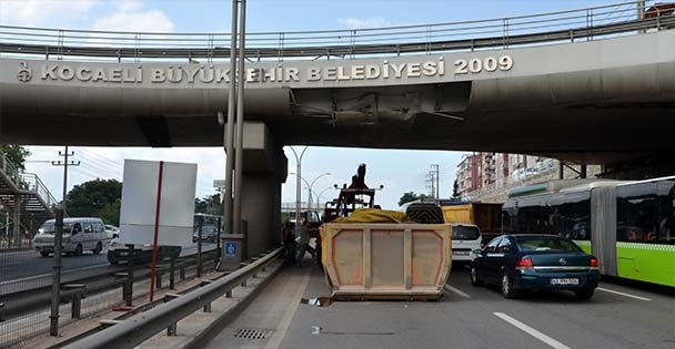 Hafriyat Tırı Üst Geçide Çarptı