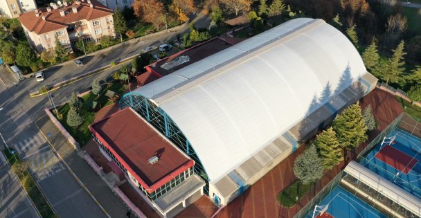 Halı sahaların bakımları yapılıyor