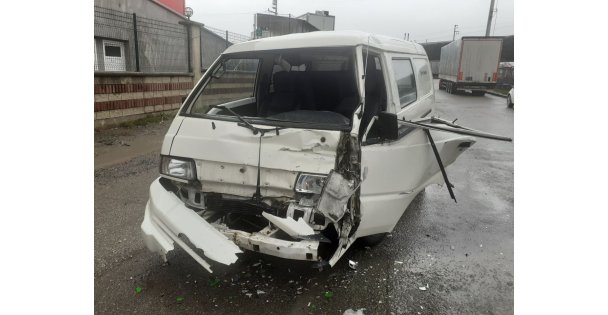 Halk Otobüsü İle Minibüs Çarpıştı: 1 Yaralı