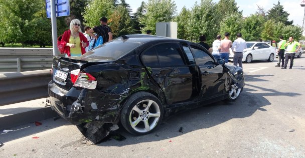Halk Otobüsüyle Otomobil Çarpıştı, 3 Yolcu Yaralandı