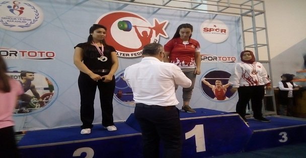 Halterciler Niğde'den 2 altın ile döndü