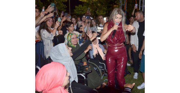 Hande Yener, Karamürsel'de Konser Verdi