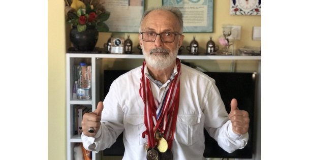 Hasan amca gençlere örnek oluyor