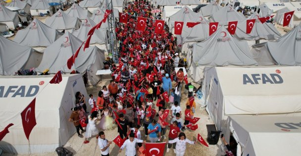 Hatay'da Çadır Kent Kırmızı Beyaza Büründü