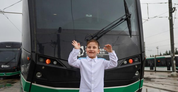 Hayal etti, 6 yaşında vatman oldu